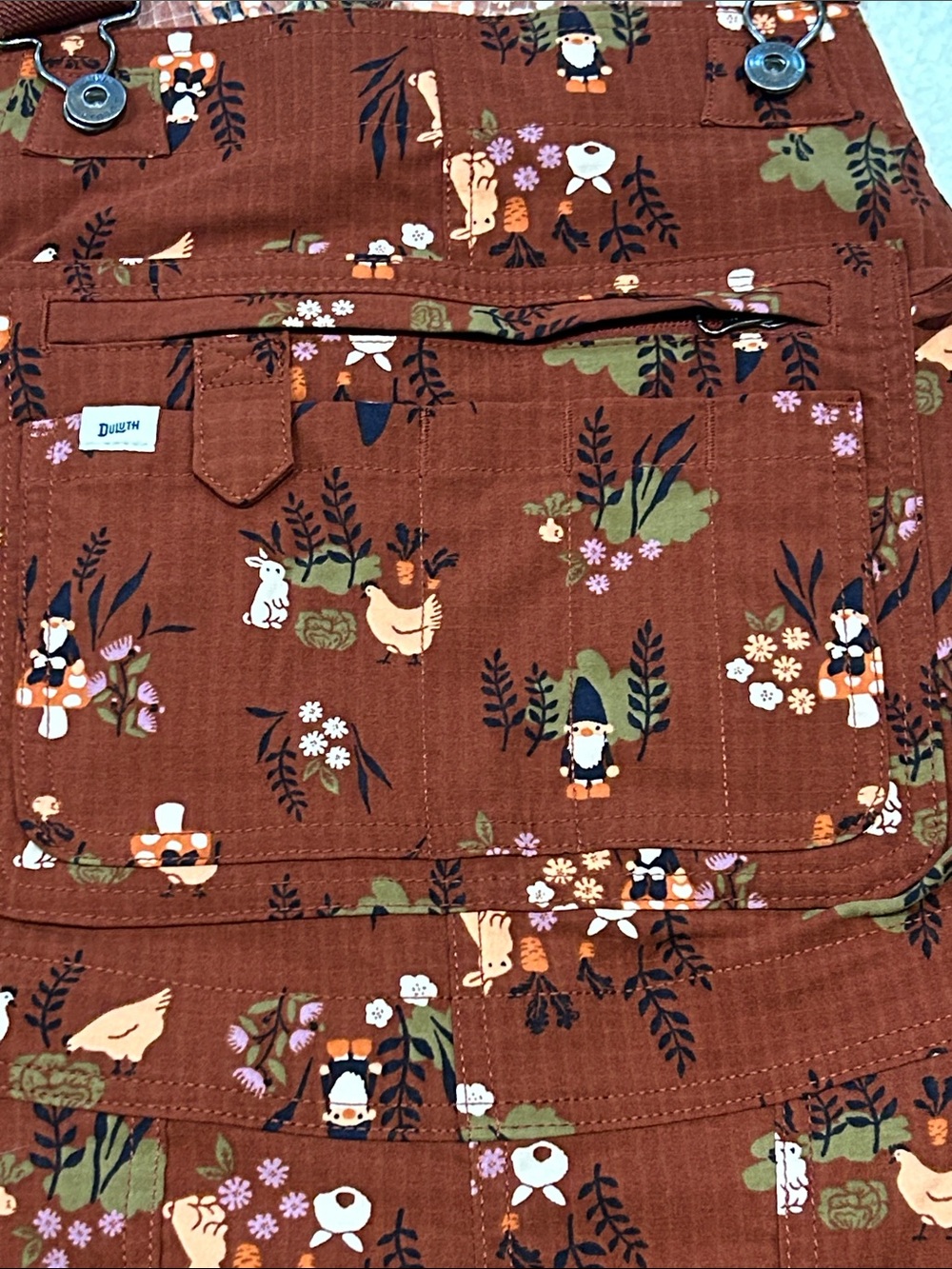Duluth Heirloom Gardening Shorts Overalls sz Medium Gnome Rabbit Chicken Print - Picture 11 of 16